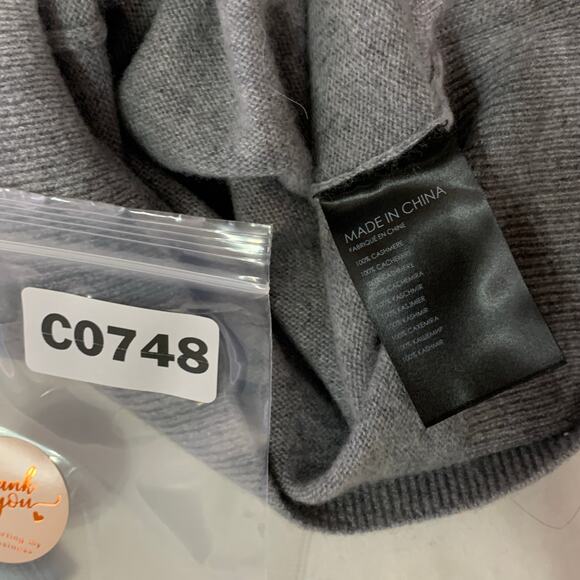 Club Monaco XS Mens V Neck Gray Sweater 100% Cashmere Quiet Luxury - Picture 8 of 8